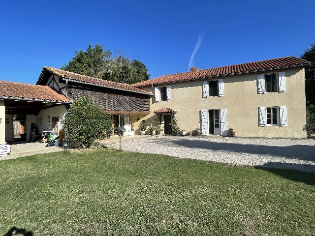 Huis te koop in TRIE-SUR-BAÏSE 65220 Hautes-Pyrénées Midi-Pyrénées France: Woonhuis met een terrein van 1313 m2 met een woonoppervlakte van 200 m2. Indeling: 6 vertrekken, 3 slaapkamers...
