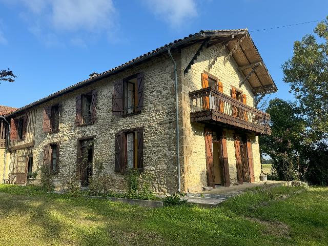 Paardenobject te koop in CASTELNAU-MAGNOAC 65230 Hautes-Pyrénées Midi-Pyrénées France: Woonhuis met paardensport faciliteiten en een terrein van 40000 m2 met een woonoppervlakte van 185 m2. Indeling: 5 vertrekken, 3 slaapkamers, 1 badkamer...