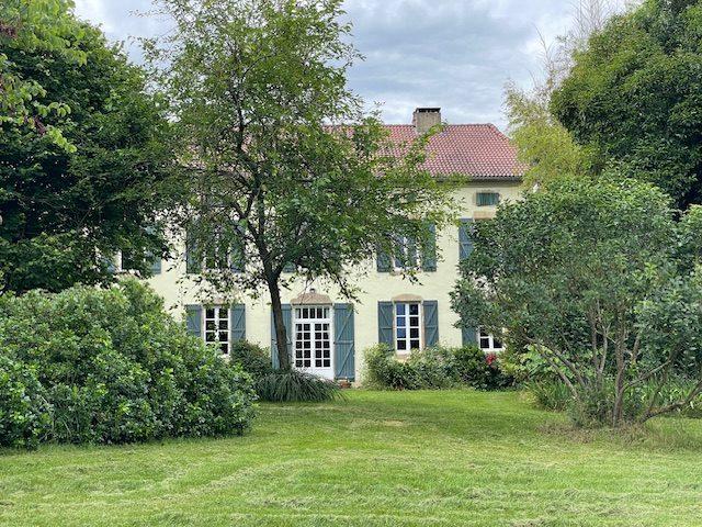 Gîtes/Chambres d'hôtes te koop in MADIRAN 65700 Hautes-Pyrénées Midi-Pyrénées France: Woonhuis met gerenoveerd bijgebouw en een terrein van 6520 m2 met een woonoppervlakte van 630 m2. Ideaal voor seminars, yoga cursussen of luxe gastenverblijf. Indeling: 9 vertrekken, 5 slaapkamers, 3 ...