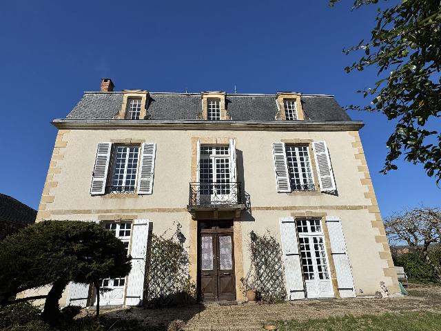 Huis te koop in RABASTENS-DE-BIGORRE 65140 Hautes-Pyrénées Midi-Pyrénées France: Maison de Maître met een terrein van 4500 m2 met een woonoppervlakte van 303 m2. Indeling: 8 vertrekken, 4 slaapkamers, 3 badkamers...