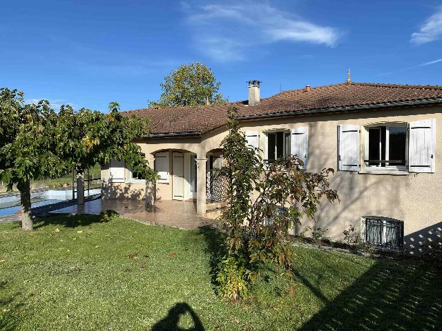 Huis te koop in&nbsp;MIÉLAN 32170 Gers Midi-Pyrénées France: Woonhuis met een terrein van 4539 m2 met een woonoppervlakte van 157 m2. Indeling: 6 vertrekken, 3 slaapkamers, 2 badkamers...