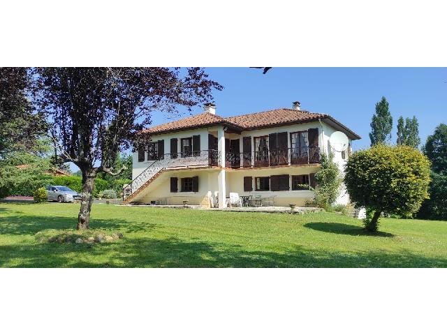 Huis te koop in GALAN 65330 Hautes-Pyrénées Midi-Pyrénées France: Woonhuis met een terrein van 5688 m2 met een woonoppervlakte van 155 m2. Indeling: 7 vertrekken, 4 slaapkamers, 3 badkamers...