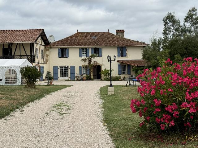 Gîtes/Chambres d'hôtes te koop in&nbsp;MIRANDE 32300 Gers Midi-Pyrénées France: Woonhuis met 5 gîtes en een terrein van 5900 m2 met een woonoppervlakte van 460 m2. Indeling: 22 vertrekken, 15 slaapkamers, 8 badkamers...