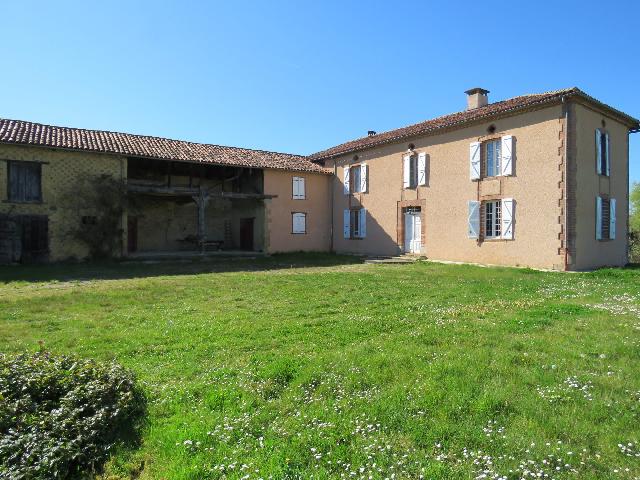 Huis te koop in CASTELNAU-MAGNOAC 65230 Hautes-Pyrénées Midi-Pyrénées France: Gascogne boerderijwoning met een terrein van 10000 m2 met een woonoppervlakte van 160 m2. Indeling: 5 vertrekken, 2 slaapkamers, 1 badkamer...