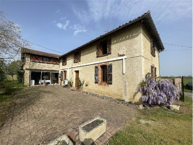 Huis te koop in&nbsp;PONSAN-SOUBIRAN 32300 Gers Midi-Pyrénées France: Woonhuis met een terrein van 45397 m2 met een woonoppervlakte van 205 m2. Indeling: 7 vertrekken, 4 slaapkamers...
