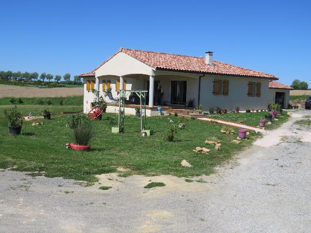 Huis te koop in CASTELNAU-MAGNOAC 65230 Hautes-Pyrénées Midi-Pyrénées France: Woonhuis met een terrein van 5000 m2 met een woonoppervlakte van 140 m2. Indeling: 4 vertrekken, 3 slaapkamers...