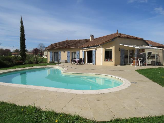 Huis te koop in CASTELNAU-MAGNOAC 65230 Hautes-Pyrénées Midi-Pyrénées France: Woonhuis met een terrein van 7249 m2 met een woonoppervlakte van 136 m2. Indeling: 5 vertrekken, 3 slaapkamers, 1 badkamer...