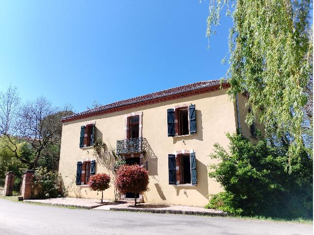Huis te koop in L'ISLE-EN-DODON 31230 Haute-Garonne Midi-Pyrénées France: Charmante Maison de Maître met een terrein van 1260 m2 met een woonoppervlakte van 280 m2. Indeling: 8 vertrekken, 4 slaapkamers, 1 badkamer...