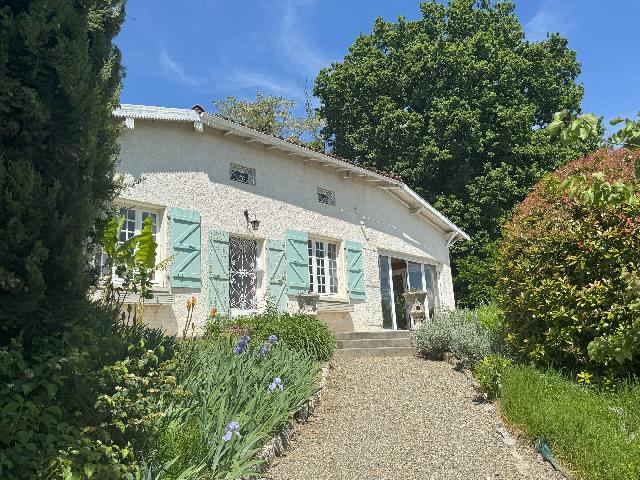 Huis te koop in LE CASTÉRA 31530 Haute-Garonne Midi-Pyrénées France: Woonhuis met een terrein van 1100 m2 met een woonoppervlakte van 125 m2. Indeling: 6 vertrekken, 3 slaapkamers, 1 badkamer...
