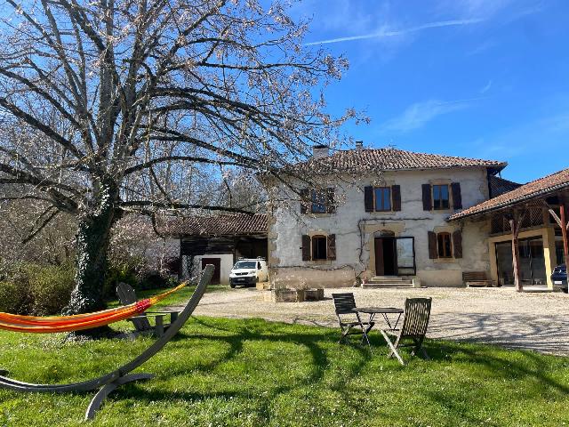 Huis te koop in THERMES-MAGNOAC 65230 Hautes-Pyrénées Midi-Pyrénées France: Woonhuis met een terrein van 79096 m2 met een woonoppervlakte van 280 m2. Indeling: 8 vertrekken, 4 slaapkamers, 1 badkamer...