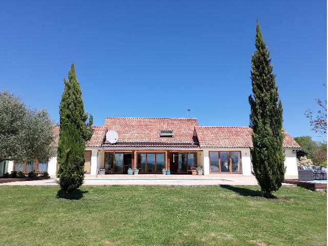Huis te koop in BOULOGNE-SUR-GESSE 31350 Haute-Garonne Midi-Pyrénées France: Woonhuis met een terrein van 20500 m2 met een woonoppervlakte van 175 m2. Indeling: 6 vertrekken, 4 slaapkamers, 1 badkamer...