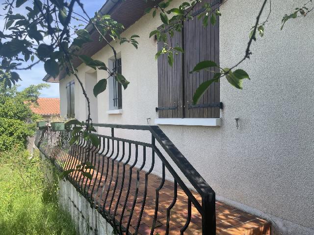 Huis te koop in MASSEUBE 32140 Gers Midi-Pyrénées France: Woonhuis met een terrein van 635 m2 met een woonoppervlakte van 90 m2. Indeling: 5 vertrekken, 2 slaapkamers...