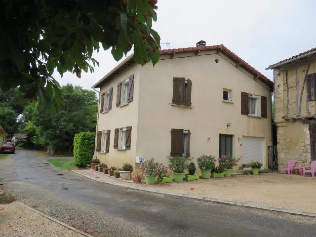 Huis te koop in MONFORT 32120 Gers Midi-Pyrénées France: Woonhuis met een woonoppervlakte van 110 m2. Indeling: 7 vertrekken, 3 slaapkamers...