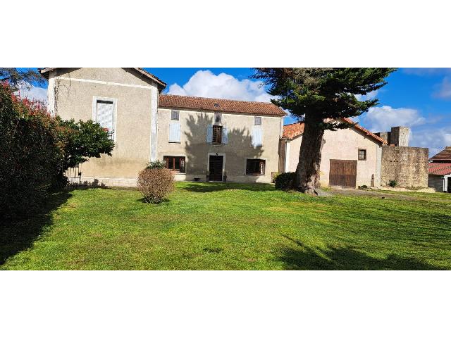 Huis te koop in MIÉLAN 32170 Gers Midi-Pyrénées France: Woonhuis met een woonoppervlakte van 379 m2 en een terrein van 2600 m2. Indeling: 4 vertrekken, 5 slaapkamers, 1 badkamer....