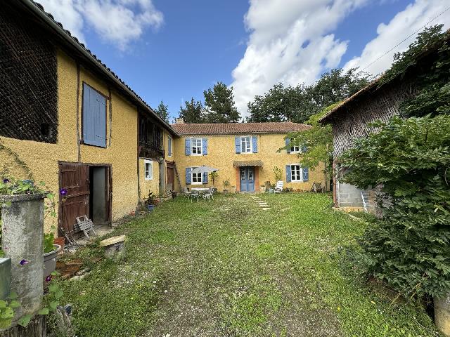 Huis te koop in MIRANDE 32300 Gers Midi-Pyrénées France: Woonhuis met een woonoppervlakte van 115 m2 en een terrein van 9470 m2. Indeling: 5 vertrekken....