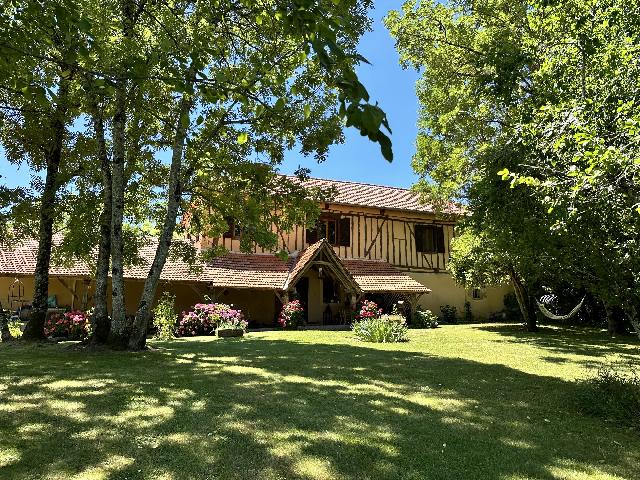 Gîtes/Chambres d'hôtes te koop in BELLEGARDE 32140 Gers Midi-Pyrénées France: Woonhuis met een woonoppervlakte van 300 m2 en een terrein van 14000 m2. Indeling: 9 vertrekken, 4 slaapkamers, 3 badkamers....
