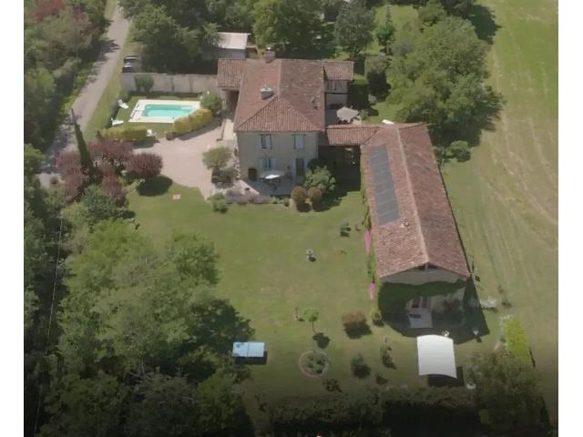 Camping te koop in SEISSAN 32260 Gers Midi-Pyrénées France: .Huis met 2 gîtes en een kleine camping. Terrein van 4000 m2. Woonoppervlakte van 360 m2. Indeling: 14 vertrekken, 6 slaapkamers, 1 badkamer....