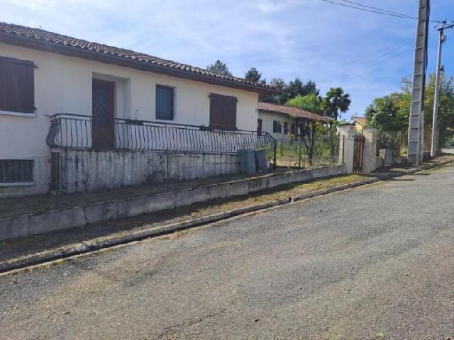 Huis te koop in MASSEUBE 32140 Gers Midi-Pyrénées France: Woonhuis met een woonoppervlakte van 90 m2 en een terrein van 635 m2. Indeling: 5 vertrekken, 2 slaapkamers....