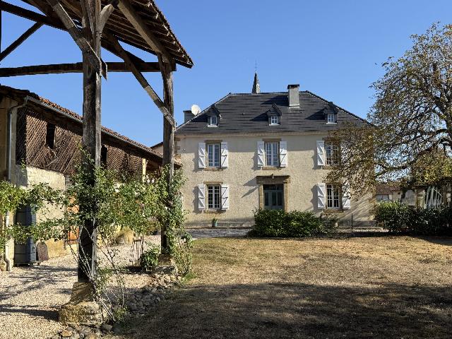 Huis te koop in MASSEUBE 32140 Gers Midi-Pyrénées France: Woonhuis met een woonoppervlakte van 242 m2 en een terrein van 6589 m2. Indeling: 8 vertrekken, 4 slaapkamers, 3 badkamers.<br />
Prachtige gerenoveerde maison de maître in een charmante gehucht vlakbij M...