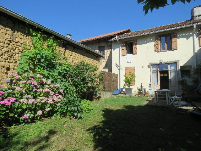 Huis te koop in CASTELNAU-MAGNOAC 65230 Hautes-Pyrénées Midi-Pyrénées France: Woonhuis met een woonoppervlakte van 145 m2 en een terrein van 350 m2. Indeling: 7 vertrekken, 5 slaapkamers, 1 badkamer....