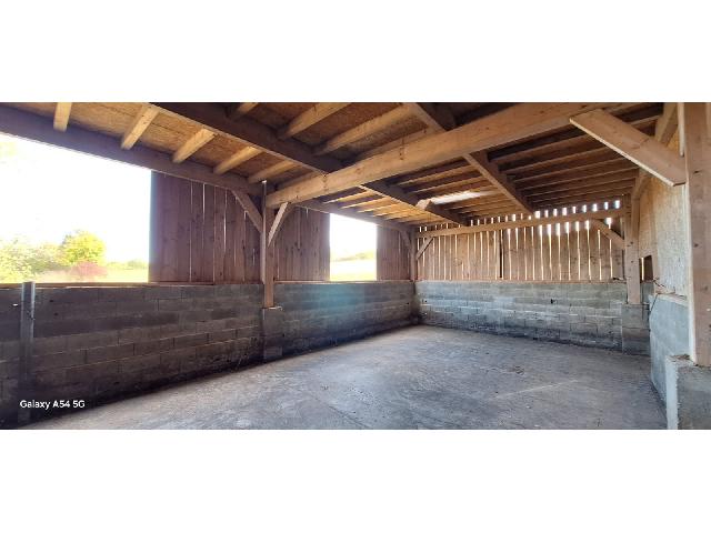 Agrarisch bedrijf te koop in&nbsp;SAMARAN 32140 Gers Midi-Pyrénées France: ZELDZAAM OP DE MARKT – UITZONDERLIJK PERCEEL VAN 13 HECTARE MET 2 RECENT GEBOUWDE SCHUREN! Ontdek dit uitgestrekte landgoed met ongelooflijke mogelijkheden: 13 hectare grond omgeven door natuur, ide...