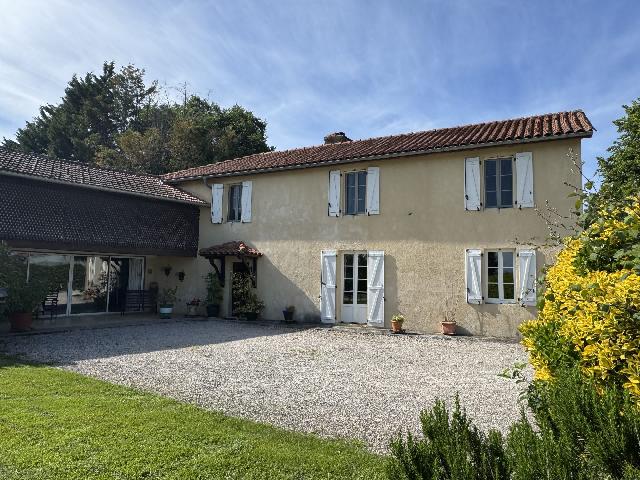 Huis te koop in&nbsp;TRIE-SUR-BAÏSE 65220 Hautes-Pyrénées Midi-Pyrénées France: Woonhuis met een woonoppervlakte van 200 m2 en een terrein van 1313 m2. Indeling: 6 vertrekken, 3 slaapkamers....