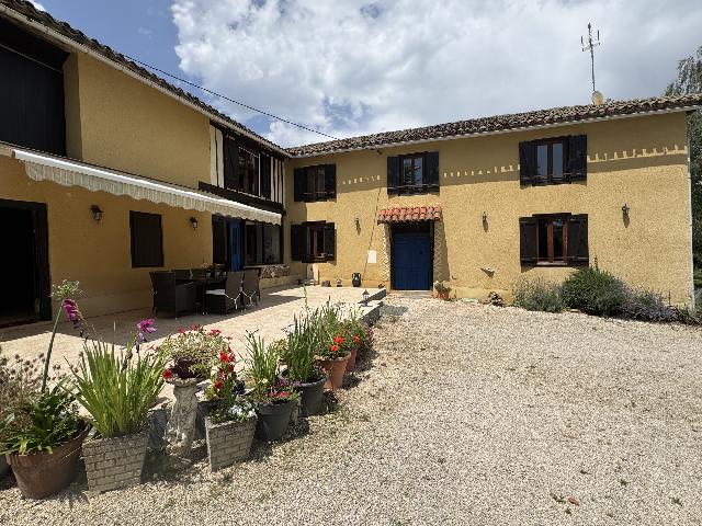 Huis te koop in&nbsp;TRIE-SUR-BAÏSE 65220 Hautes-Pyrénées Midi-Pyrénées France: Woonhuis met een woonoppervlakte van 177 m2 en een terrein van 5040 m2. Indeling: 7 vertrekken, 4 slaapkamers, 2 badkamers....