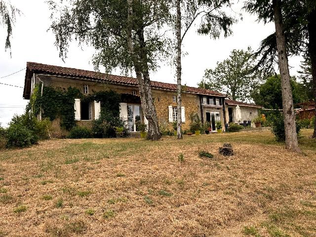 Huis te koop in&nbsp;VILLECOMTAL-SUR-ARROS 32730 Gers Midi-Pyrénées France: Charmant huis met groot zwembad en panoramisch uitzicht op de Pyreneeën – nabij Villecomtal-sur-Arros, Gers. Gelegen op een rustige heuvelrug bij Malabat, geniet dit karakteristieke huis in Gascogn...