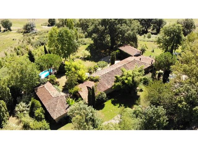 Maison&agrave; vendre &agrave;&nbsp;BOULOGNE-SUR-GESSE 31350 Haute-Garonne: Découvrez cette magnifique maison ancienne de 255 m², nichée dans un cadre idyllique avec une vue imprenable sur les montagnes. Cette propriété, exposée plein sud, baigne de lumière chaque piè...