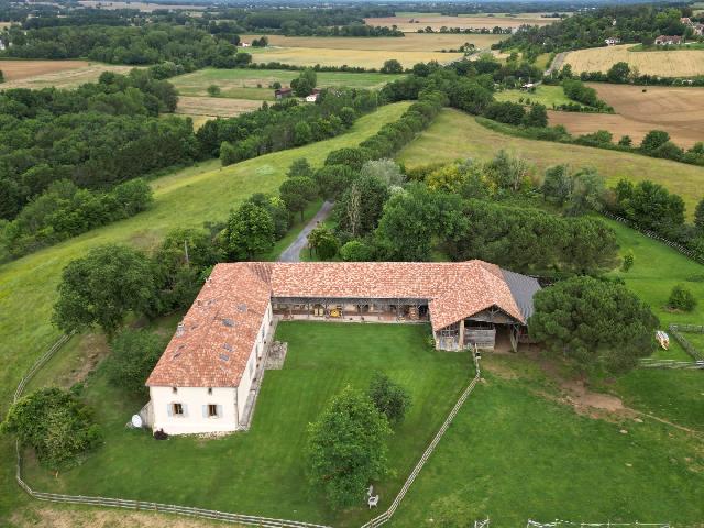 Paardenobject te koop in&nbsp;MARCIAC 32230 Gers Midi-Pyrénées France: Huis in uitstekende staat met uitzicht op de bergen, gelegen op een perceel van 14 hectare. Prachtig gerenoveerd huis nabij Marciac – 284 m² woonoppervlak, 5 slaapkamers, paardenstallen en grond. O...