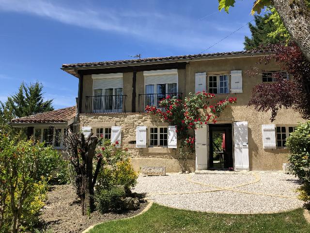 Huis te koop in&nbsp;SARAMON 32450 Gers Midi-Pyrénées France: Deze prachtig gerenoveerde woning is ideaal gelegen aan de rand van het dorp en biedt lichte en comfortabele woonruimtes. Een van de hoogtepunten van het huis is de charmante serre/wintertuin, die toe...