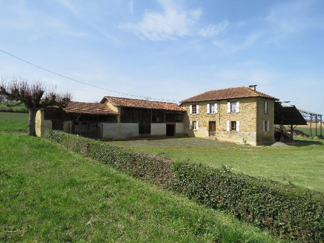 Agrarisch bedrijf te koop in&nbsp;MASSEUBE 32140 Gers Midi-Pyrénées France: Ideaal voor veeteelt: Prachtige locatie en veel charme voor dit stenen en lemen huis met bijgebouwen en, bovenal, 10 hectare aangrenzende weilanden rondom het huis, met 50 are bos en een continu strom...