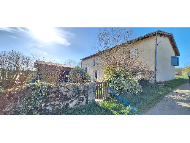 Agrarisch bedrijf te koop in&nbsp;MONLÉON-MAGNOAC 65670 Hautes-Pyrénées Midi-Pyrénées France: Karakteristiek object op ruim 9 hectare – Ideaal voor een paardensport- of natuurproject. Dit object, met een huis van circa 189 m² dat renovatie behoeft, is gelegen in een rustige, groene omgeving...