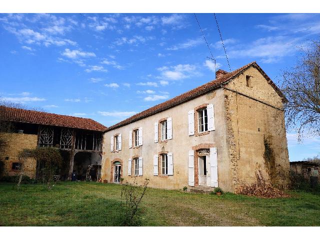 Haus zu verkaufen in&nbsp;TRIE-SUR-BAÏSE 65220 Hautes-Pyrénées Midi-Pyrénées Frankreich: Diese Immobilie mit 5,45 Hektar Land bietet die einmalige Gelegenheit, ein Anwesen mit Blick auf die Landschaft und die Pyrenäen zu erwerben. Gelegen in einem malerischen Dorf, nur 2 Minuten von Trie...