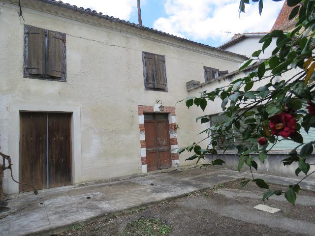 House for sale in&nbsp;MONT-D'ASTARAC 32140 Gers Midi-Pyrénées France: House to renovate with a former grocery store, a beautiful south-facing garden at the rear, located in the center of a charming village on the border of departments 32, 65, and 31. All shops are 10 mi...