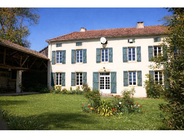 Huis te koop in&nbsp;MADIRAN 65700 Hautes-Pyrénées Midi-Pyrénées France: Woonhuis met een woonoppervlakte van 630 m2 en een terrein van 6520 m2. Indeling: 9 vertrekken, 5 slaapkamers, 3 badkamers....