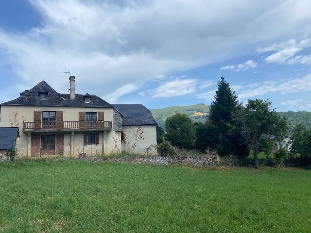 Maison&agrave; vendre &agrave;&nbsp;BARCUS 64130 Pyrénées-Atlantiques: Maison de caractère Basque avec grange et fort potentiel d’aménagement Au cœur d’un charmant village des contreforts vallonnés des Pyrénées, découvrez cette authentique maison Basque en pie...