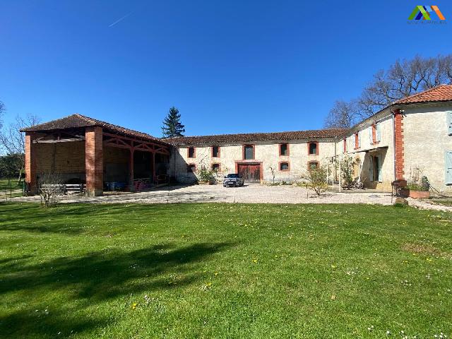 Paardenobject te koop in&nbsp;TRIE-SUR-BAÏSE 65220 Hautes-Pyrénées Midi-Pyrénées France: Een afgelegen woning, op slechts 2 minuten van het centrum, smaakvol gerestaureerd en met aanzienlijk potentieel. De woning beschikt over bijgebouwen, stallen en omheinde weilanden. Door een deel van ...