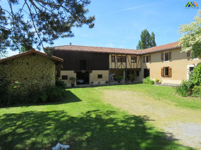 Gîtes/Chambres d'hôtes&agrave; vendre &agrave;&nbsp;TRIE-SUR-BAÏSE 65220 Hautes-Pyrénées: Très belle maison de campagne , en parfait état  d'une surface habitable de 332m² avec de très belles dépendances et 3ha environ de terrain . L'agencement de la maison permet d'exploiter une part...
