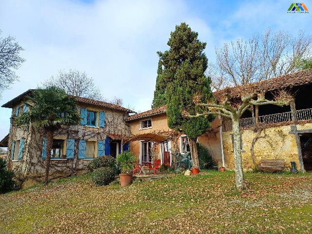 Huis te koop in&nbsp;BOULOGNE-SUR-GESSE 31350 Haute-Garonne Midi-Pyrénées France: Ontdek dit prachtige, historische huis van 255 m², gelegen in een idyllische omgeving met adembenemend uitzicht op de bergen. Dankzij de ligging op het zuiden baadt het huis in het licht, wat zorgt v...