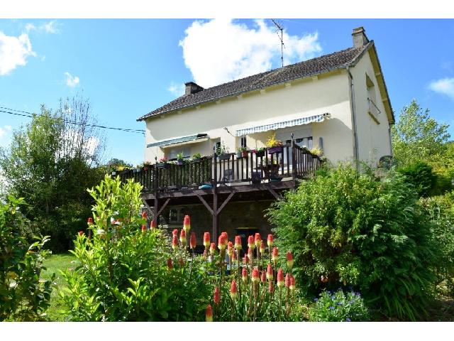 Huis te koop in CAUREL 22530 Côtes-d'Armor Bretagne Frankrijk: Woonhuis op een terrein van 1226 m2 Indeling: Verhoogde begane grond:<br />
Woonkamer met keuken - 21,50 m²<br />
Houten dek<br />
opruiming<br />
Badkamer en toilet - 4 m²<br />
Slaapkamer - 11,50 m²<br />
Slaapkamer of woonka...