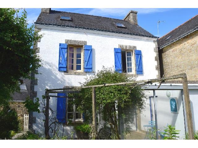 House for sale LOCMALO 56160 Morbihan Bretagne France: 3 Houses on a land of 539 m2 with a habitable surface of 195 m2. Layout: 8 rooms, 5 bedrooms, 2 bathrooms, shower room.<br />
<br />
Why buy through a high commission agency ?<br />
<br />
It will always be a good idea t...