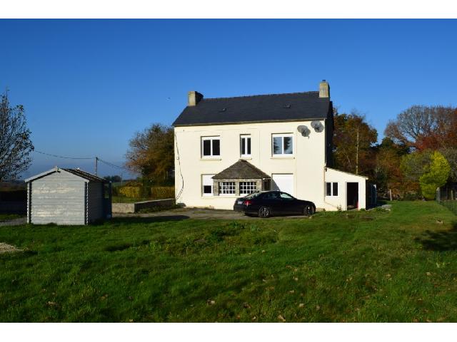Huis te koop in PLEVIN 22340 Côtes-d'Armor Bretagne Frankrijk: Woonhuis op een terrein van 2302 m2 met een woonoppervlakte van 117 m2. Indeling: 5 vertrekken, 2 slaapkamers, 2 badkamers met douche....