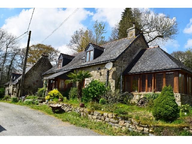Huis te koop in LANGOELAN 56160 Morbihan Bretagne Frankrijk: 2 Huizen op een terrein van 1670 m2 Indeling: Huis 1<br />
Begane grond :<br />
Keuken - 16.50 m²<br />
Woonkamer - 38,50 m²<br />
Veranda - 20 m²<br />
<br />
1e verdieping :<br />
Overloop<br />
Slaapkamers 2, ( 18 m², 10 m² )<br />
Eigen...