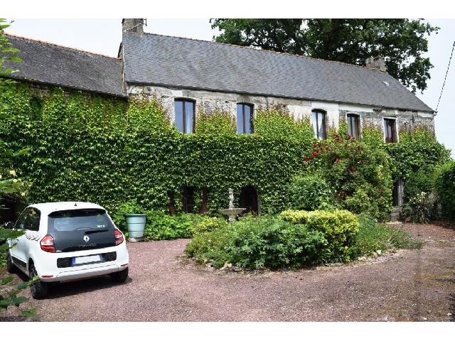 Huis te koop in LOUDEAC 22600 Côtes-d'Armor Bretagne Frankrijk: Woonhuis op een terrein van 31779 m2 Indeling: 8 vertrekken, 5 slaapkamers, 2 badkamers, badkamer met douche. Verwarming op hout....
