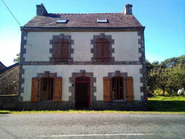 Haus zu verkaufen in PLOERDUT 56160 Morbihan Frankreich. Haus auf einem Grundstück von 496 qm Einteilung: Erdgeschoss :<br />
Wohnzimmer - 36,50 m²<br />
Küche - 7,50 m²<br />
<br />
1. Etage :<br />
Schlafzimmer 2, (11 m², 8 m²)<br />
Duschraum und WC - 5 m²<br />
<br />
2. Stock / Zweite...
