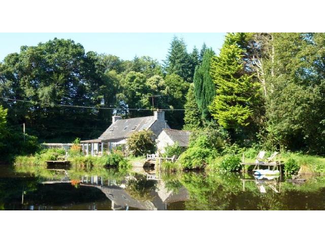 Haus zu verkaufen in MESLAN 56320 Morbihan Frankreich. Wassermühle + Haus + See + 4,76 Hektar<br />
Wassermühle<br />
Erdgeschoss:<br />
Empfangshalle<br />
Schlafzimmer - 24,50 m²<br />
Privates Duschbad und WC – 5,50 m²<br />
Ankleidezimmer - 7,50 m²<br />
Keller / Werkstatt - 53 ...