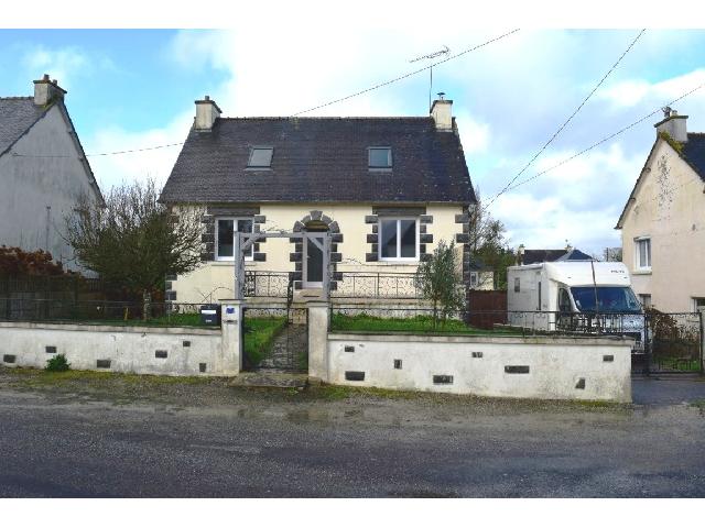 Huis te koop in LANISCAT 22570 Côtes-d'Armor Bretagne Frankrijk: Woonhuis op een terrein van 644 m2 met een woonoppervlakte van 77 m2. Begane grond :<br />
Lobby<br />
Keuken - 10 m²<br />
Woonkamer - 13,50 m²<br />
Eetkamer - 8,50 m²<br />
Slaapkamer - 9,50 m²<br />
Doucheruimte - 3 m²<br />
w...