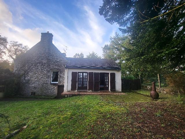 Huis te koop in MELRAND 56310 Morbihan Bretagne Frankrijk: Woonhuis met 7 vertrekken, Grote werkplaats en terrein 1.300 m²<br />
Begane grond<br />
Lobby - 6 meter<br />
Keuken - 13 m²<br />
Woonkamer - 18 m²<br />
Veranda - 13 m²<br />
Eetkamer - 11 m²<br />
Slaapkamers 2, (11 m², 10 m...