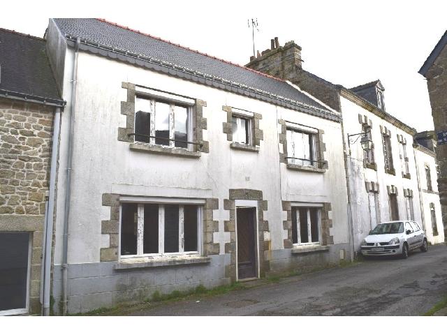 Maison &agrave; vendre &agrave;&nbsp;GUEMENE SUR SCORFF 56160 Morbihan Bretagne France: Maison 5 Pièces avec cour à rénover.<br />
Rez-de-chaussée:<br />
Pièces 3, ( 17 m², 17 m², 7,50 m² )<br />
Dégagement - 4,50 m²<br />
Cave - 9 m²<br />
<br />
1er étage :<br />
Dégagement<br />
Chambres 2, ( 15,50 m², 14,50 m...
